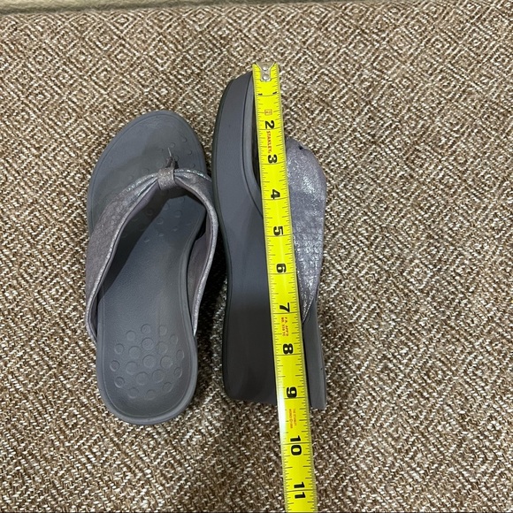 Vionic Arabella Womens Size 7 Sandals Purple Leather Thong Platform Wedge - Picture 9 of 9